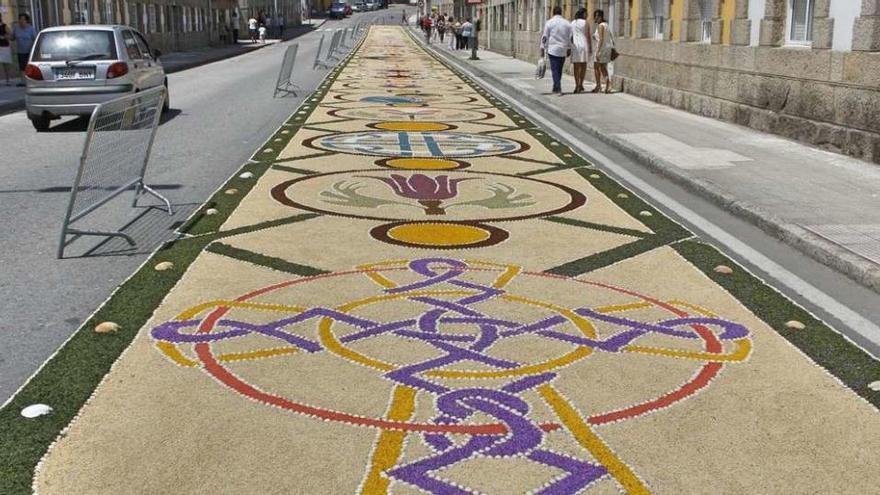 Una alfombra floral de Bueu en el último Corpus, en la calle Pazos Fontenla. // Santos Álvarez