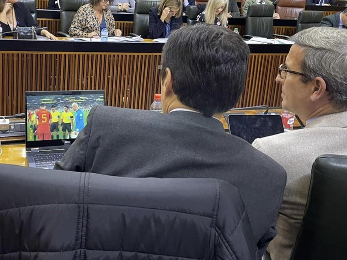 Los consejeros de Industria y Justicia siguen el España-Costa Rica desde el Parlamento andaluz | Twitter (@angelesferriz) Los consejeros de Industria y Justicia siguen el España-Costa Rica desde el Parlamento andaluz | Twitter (@angelesferriz)
