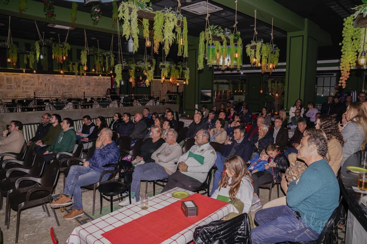 La presentación del libro sobre las peñas del Elche CF llenó el salón del restaurante Franja Estadio