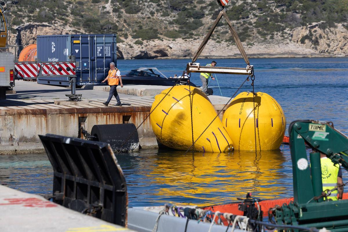 Espectaculares imágenes de la recuperación del yate que se incendió y se hundió en Ibiza