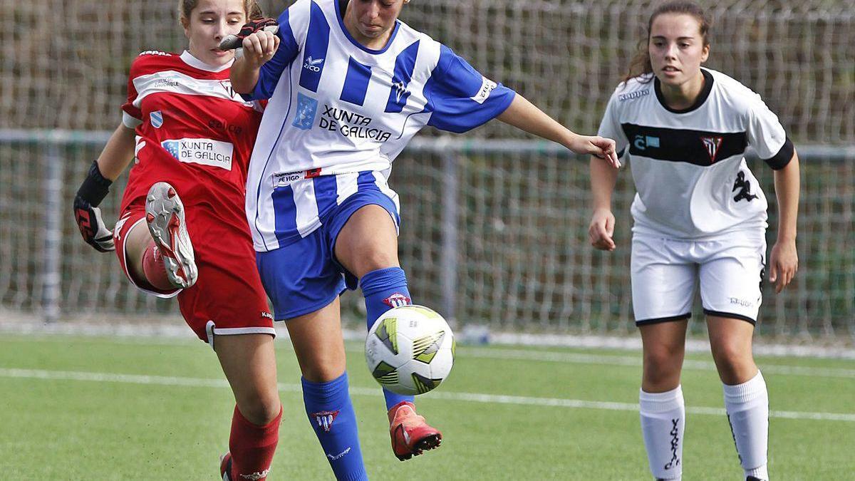 Paula Lorenzo, una de las tres debutantes en categoría nacional, ante la portera rival.