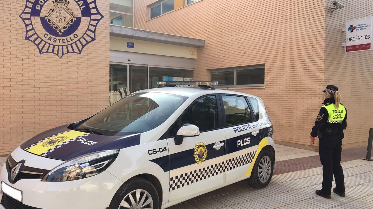 Una agente junto al centro de salud del Grau en una imagen de archivo.