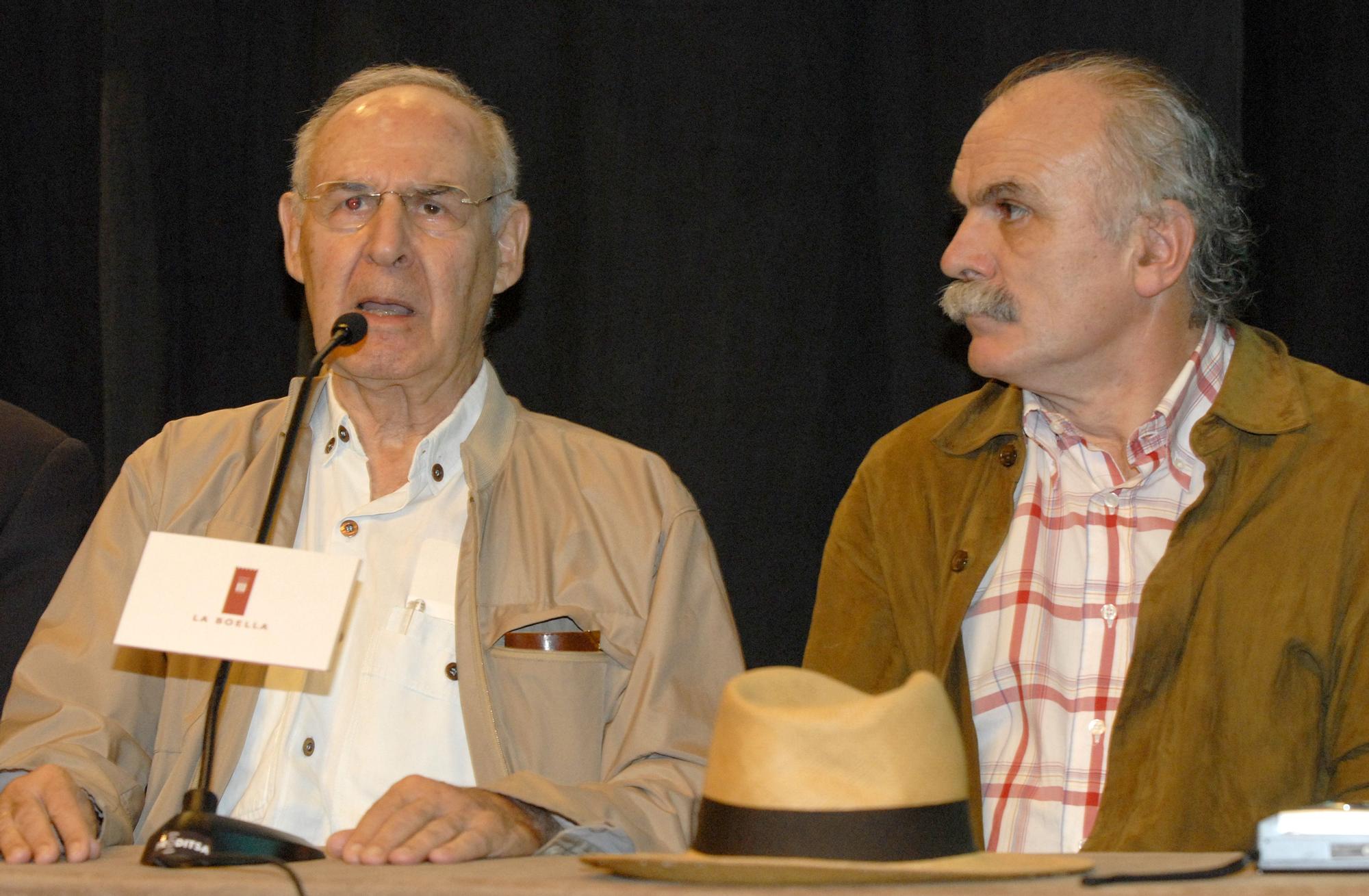 El profesor Emiliano Aguirre (izquierda), acompañado de Eudald Carbonell, en una rueda de prensa de 2007