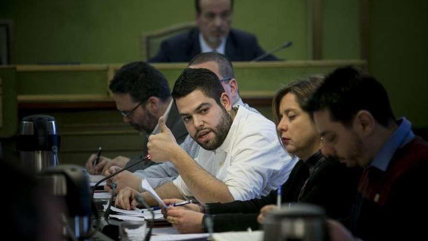 Rosón, en el centro, ayer, durante la sesión plenaria.