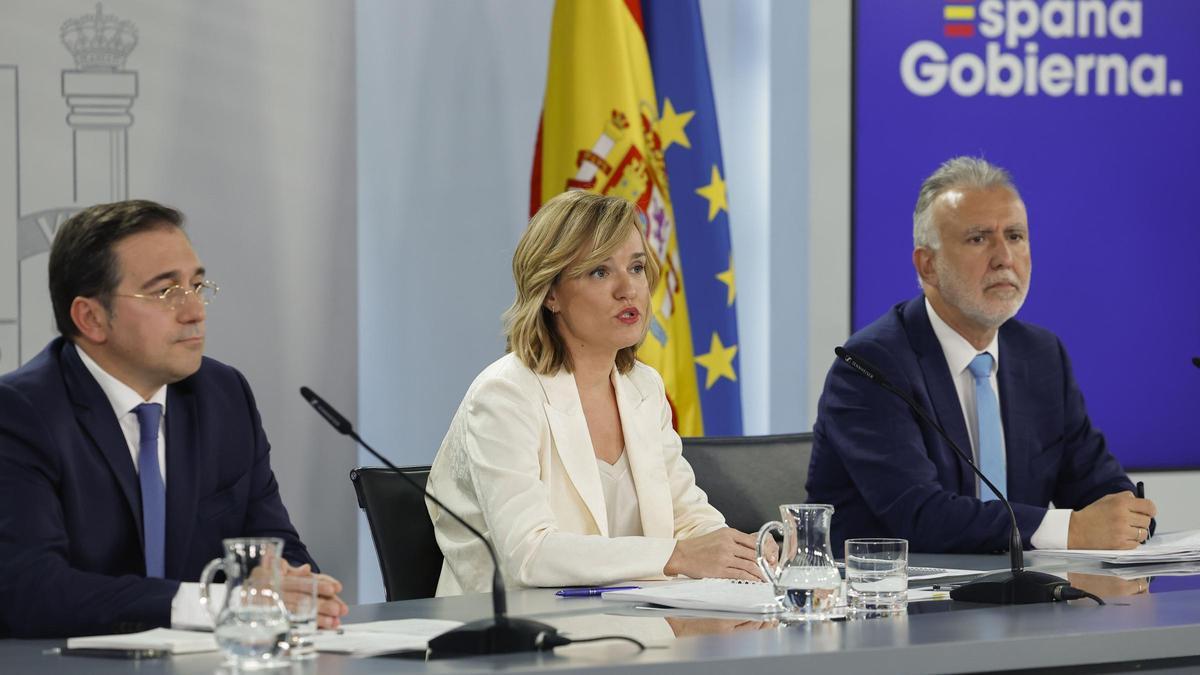 José Manuel Albares, Pilar Alegría y Víctor Torres durante la rueda de prensa posterior al Consejo de Ministros.