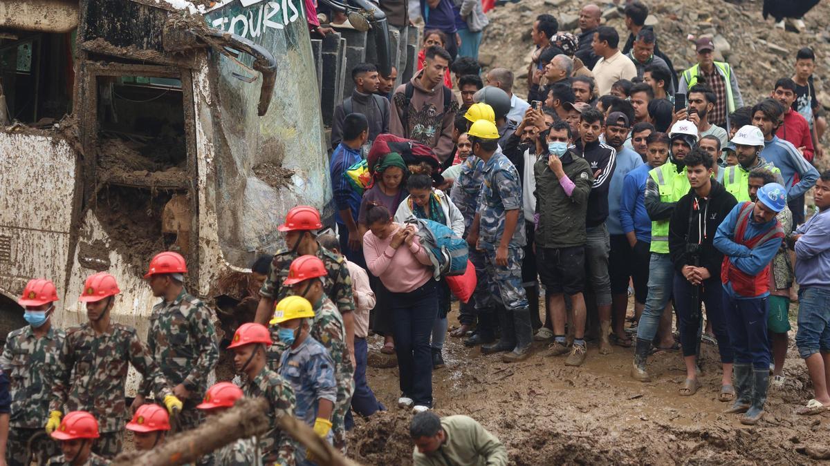 Las inundaciones han causado daños masivos a infraestructuras como viviendas y puentes, dejando a miles de personas sin hogar.