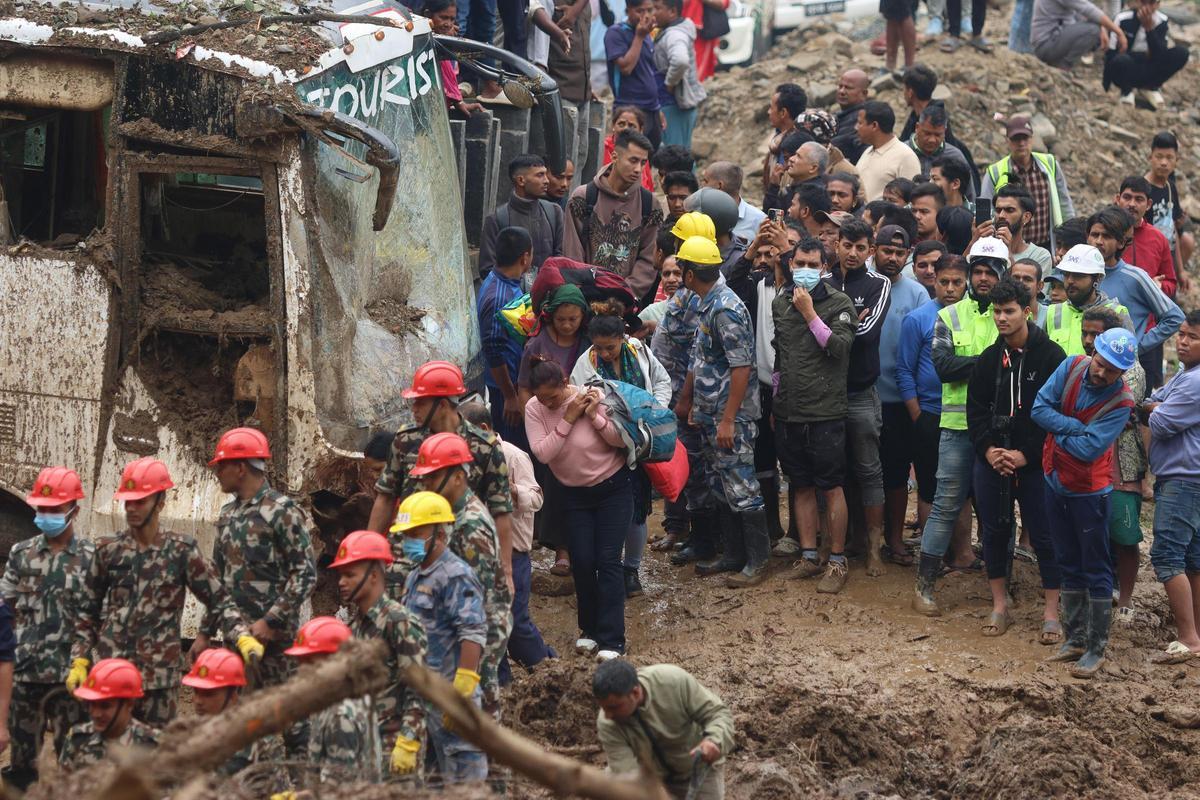 Las inundaciones han causado daños masivos a infraestructuras como viviendas y puentes, dejando a miles de personas sin hogar.