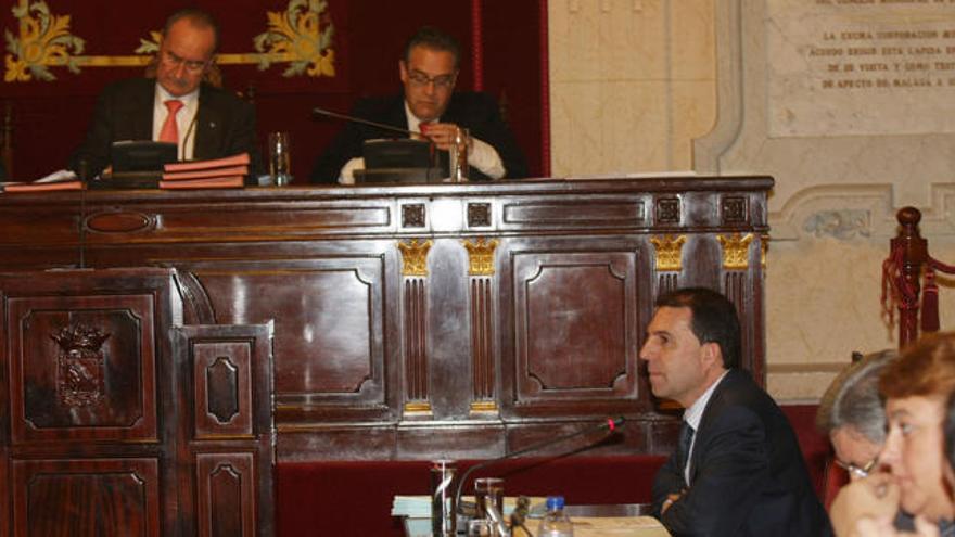 Discrepancias. El alcalde y el portavoz del PSOE, Rafael Fuentes, protagonizaron un áspero debate sobre la Cuenca Mediterránea.