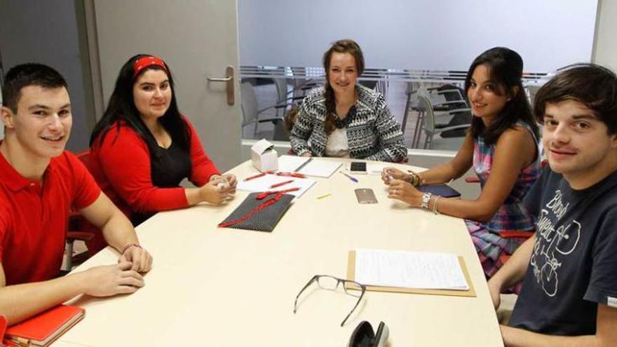 Sheila Suárez, en el centro, junto a los ediles y miembros del Conseyu.