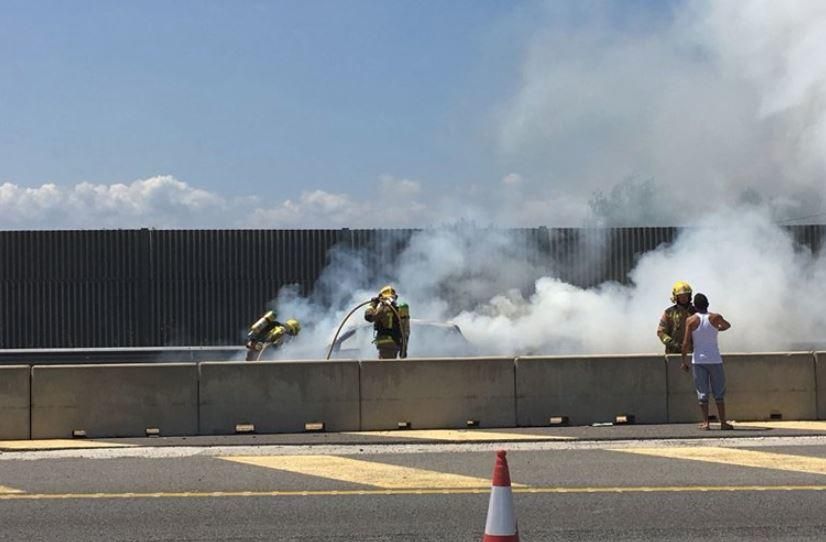 Es crema un cotxe a l'A-2 a Sils