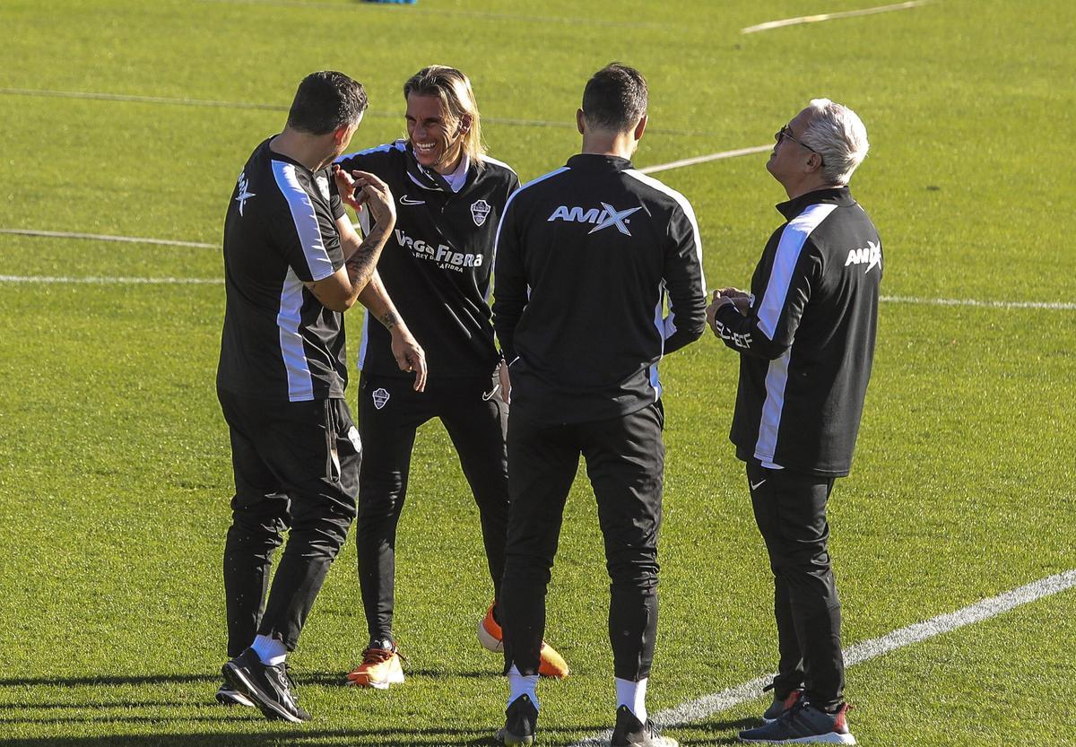 Beccacece, junto a su cuerpo técnico, en el entrenamiento del miércoles