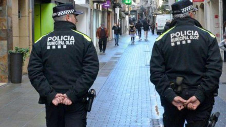 Agents patrullant al centre d’Olot | AJUNTAMENT D’OLOT