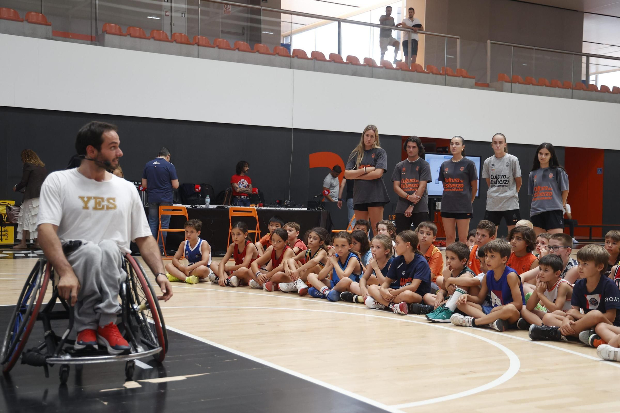 CaixaBank y el Valencia Basket acercan el deporte paralímpico a los más jóvenes