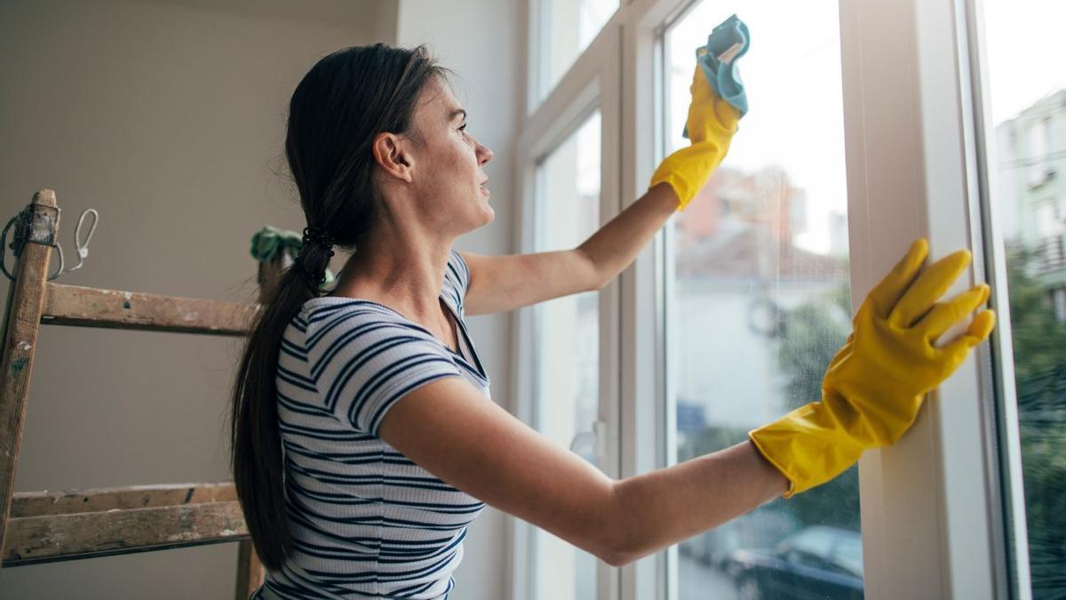 El truco para quitar el polvo de los raíles de las ventanas que se ha vuelto viral