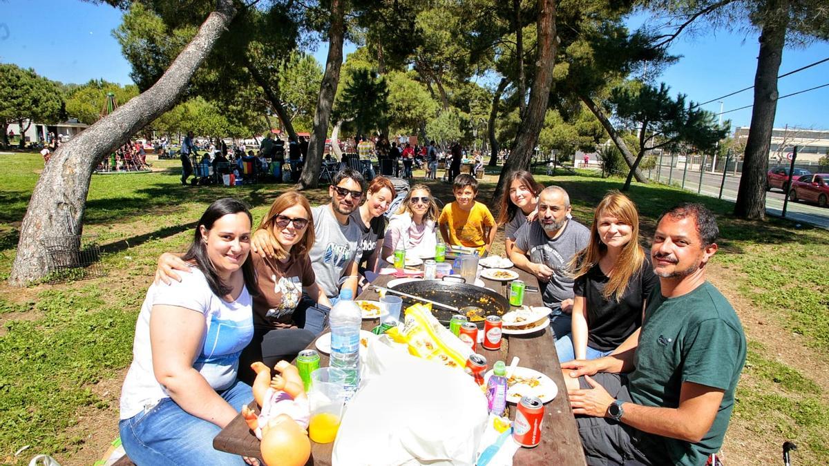 El buen tiempo anima la tradición de comerse la mona al aire libre.