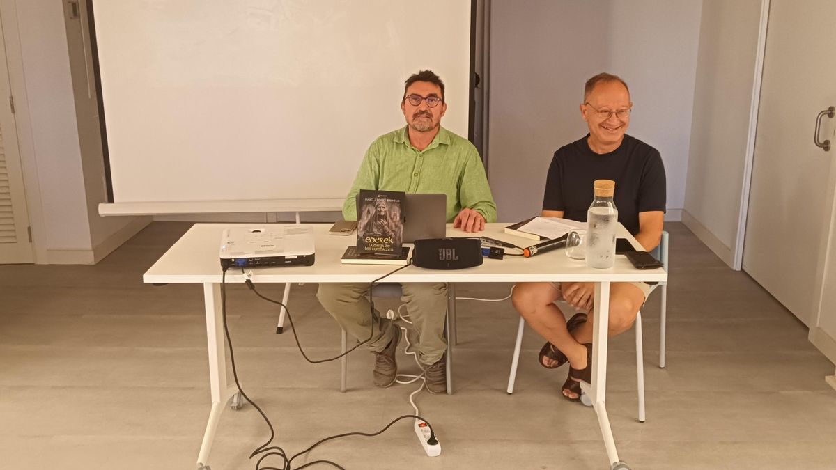 Marc Bonet y Tomeu Salvà, durante la presentación de la novela en Portocolom.