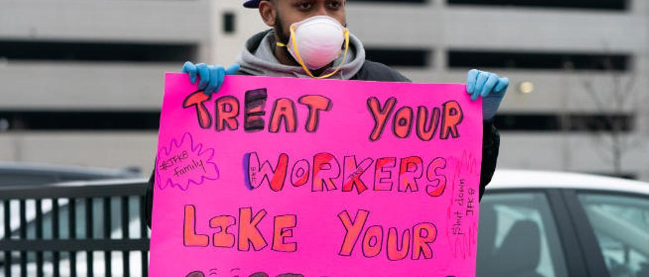 Un trabajador de Amazon en Nueva York protesta por estar expuesto al coronavirus en lugar de confinado.