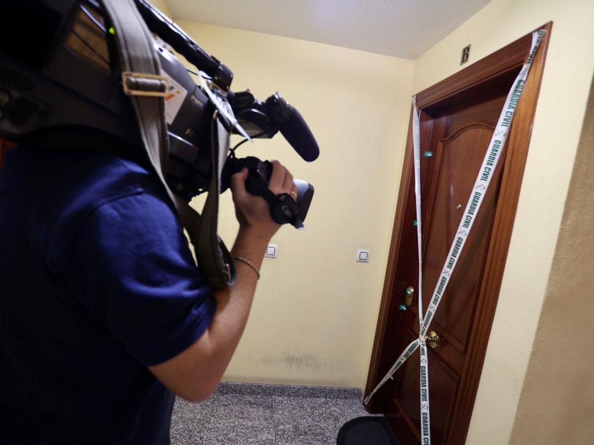La puerta de la vivienda donde tuvo lugar el suceso.