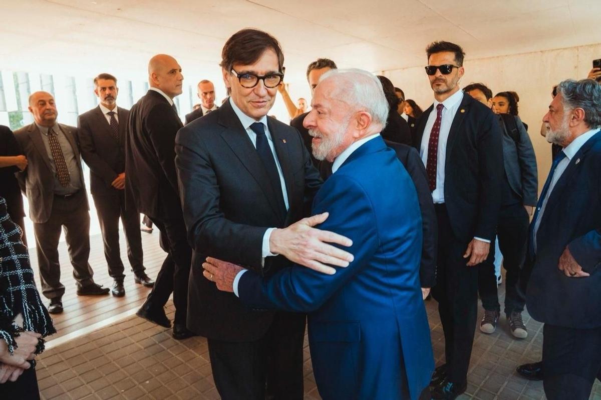 Salvador Illa i Luiz Inácio Lula da Silva se saluden, divendres a Barcelona.