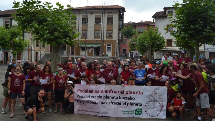 Foto de grupo de los participantes en la ecomarcha, ayer en Posada de Llanes.