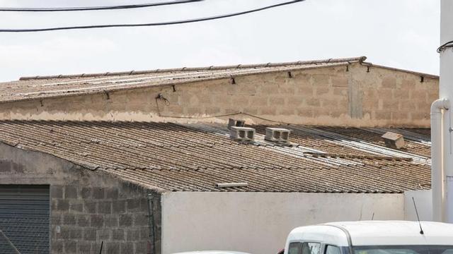 Un ejemplo de los tejados que se pueden encontrar en el polígono de Can Bufi, uno de los primeros que se construyeron.