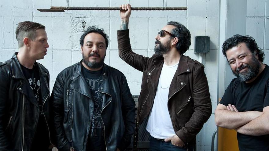 Los componentes de la banda mexicana Molotov.