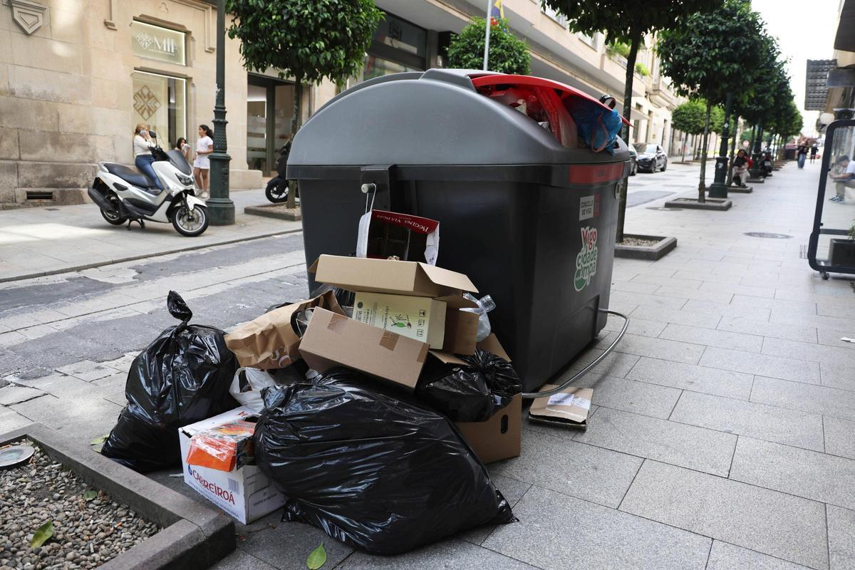 Las bolsas y desperdicios se acumulan en Vigo por la huelga de basura