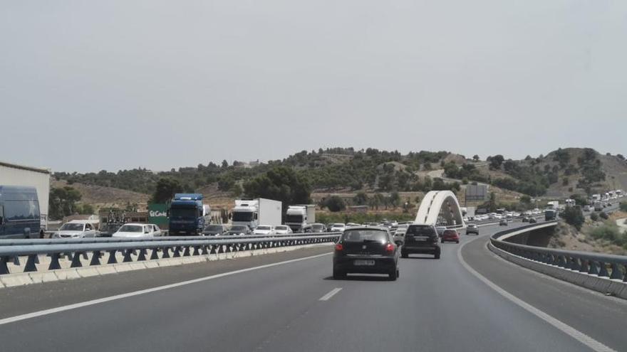 Largas colas en la A-7 hacia Lorca.