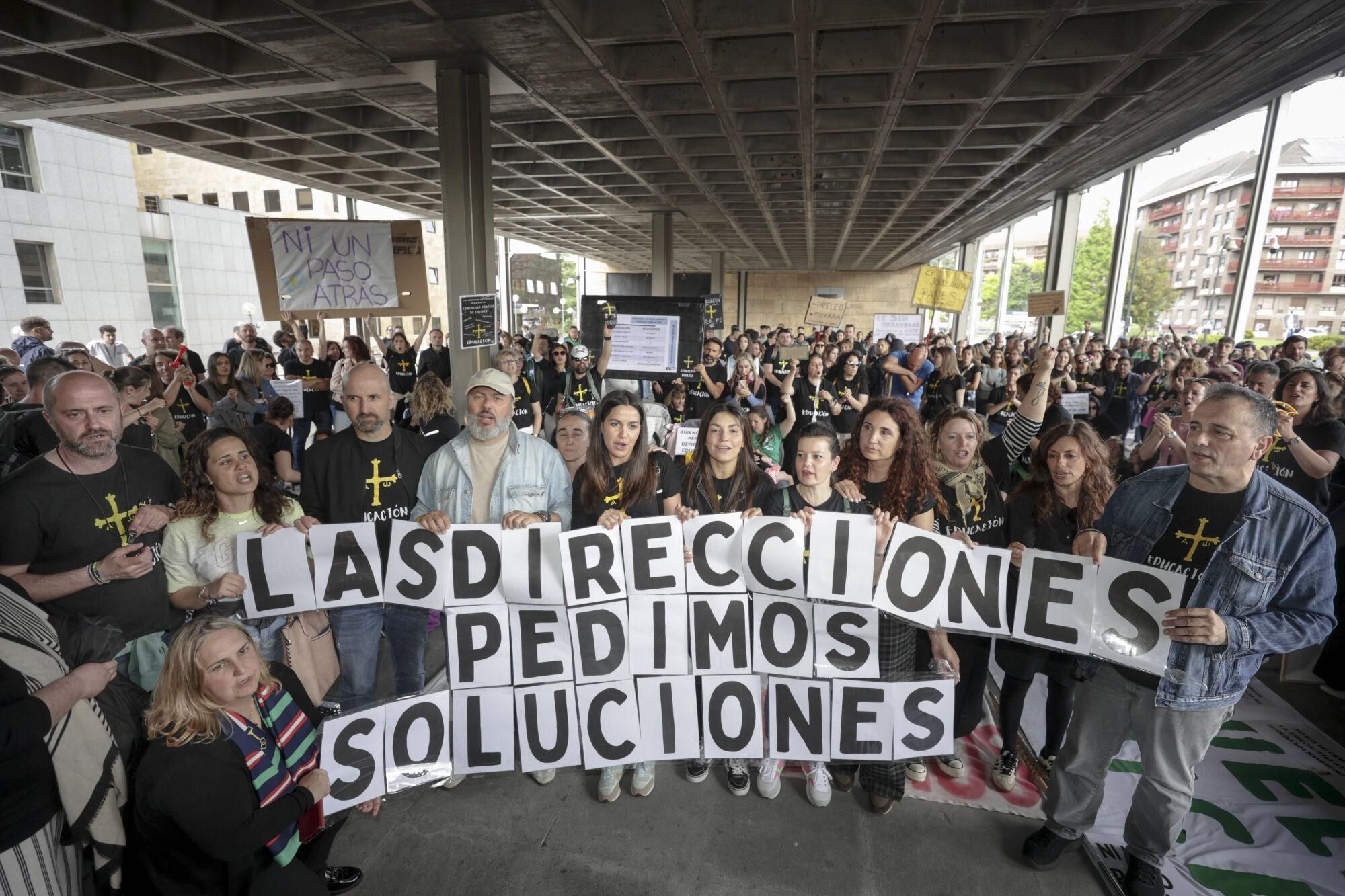 Concentración de los profesores durante la reunión de sindicatos y Principado