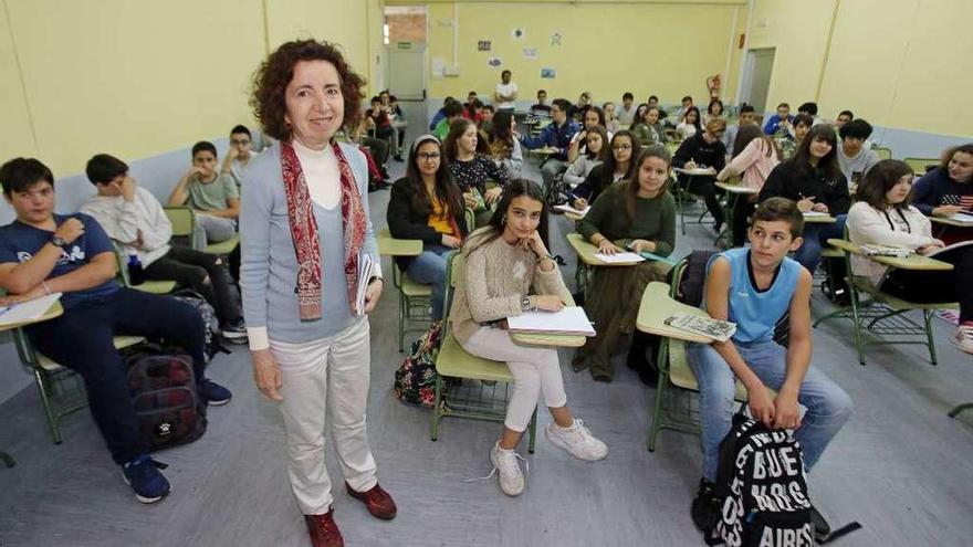 La académica gallega y escritora Marilar Aleixandre, ayer, en el instituto Pedro Floriani. // Marta G. Brea