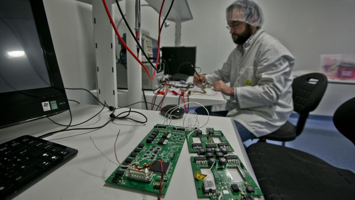 Un técnico del equipo de Emxys trabajando en las instalaciones de Emxys en Elche.
