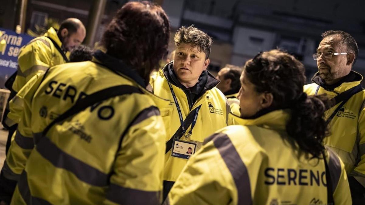 Los serenos de Santa Coloma, durante su primera ronda nocturna.