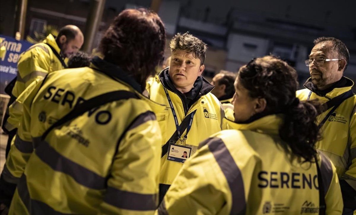 Los serenos de Santa Coloma, durante su primera ronda nocturna.