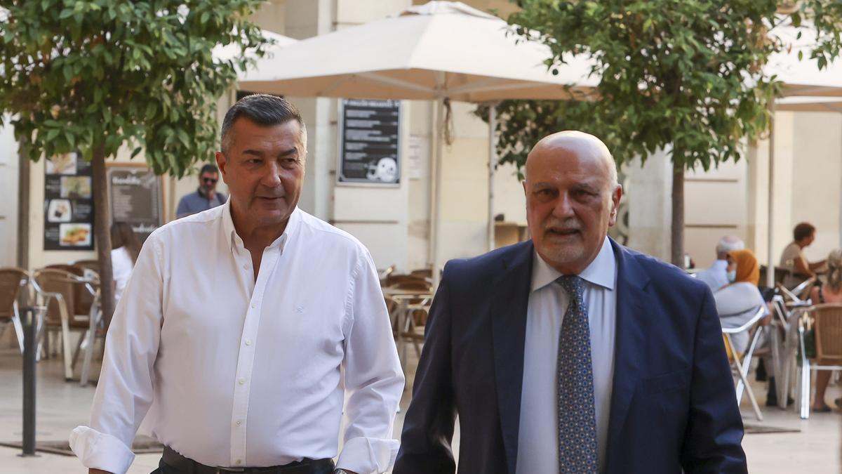 Andrés Llorens (i) con su abogado Fernando Candela a su llegada a la Audiencia.