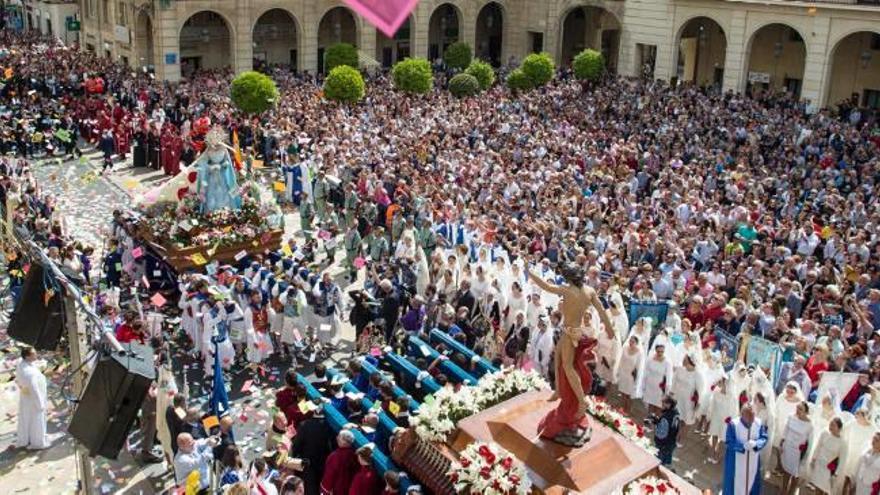 La Virgen de la Alegría, a su llegada a la Plaza del Ayuntamiento.