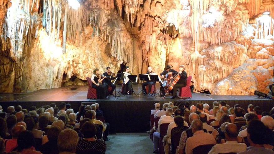 Un recital en el interior de la Cueva de Nerja.