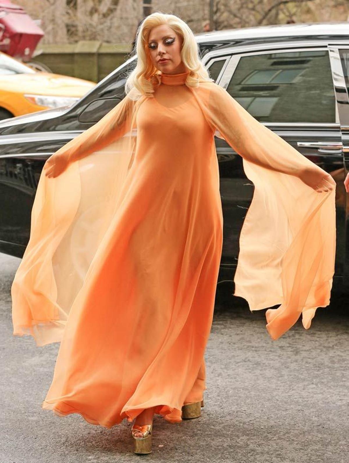 Lady Gaga vuelve con un look muy discreto a su apartamento de Nueva York tras ir al programa de Jimmy Fallon