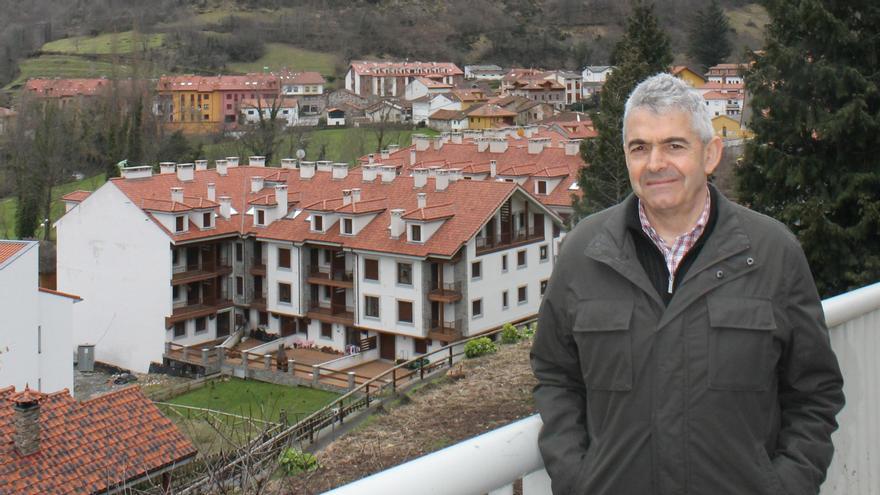 El alcalde de Somiedo, Belarmino Fernández, en Pola.