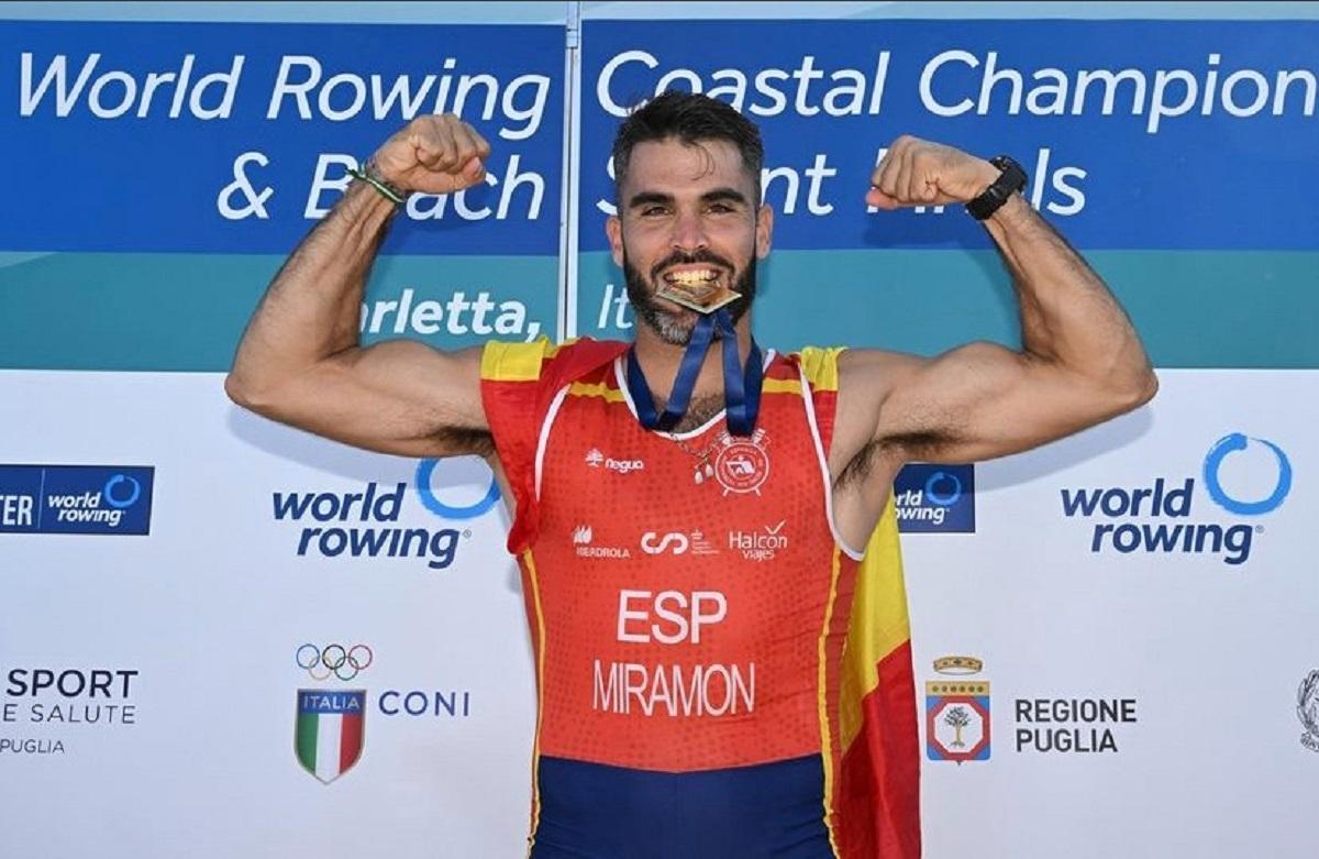 El malagueño Adrián Miramón, con la medalla de oro del Mundial de beach sprint celebrado en Italia.