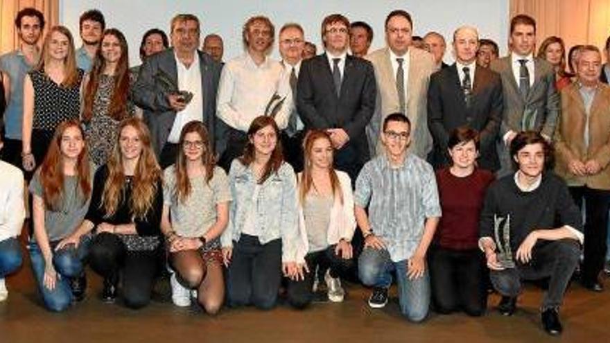 Fotografia de grup de tots els premiats de la nit, amb el President de la Generalitat, Carles Puigdemont, i l&#039;alcalde de Manresa, Valentí Junyent