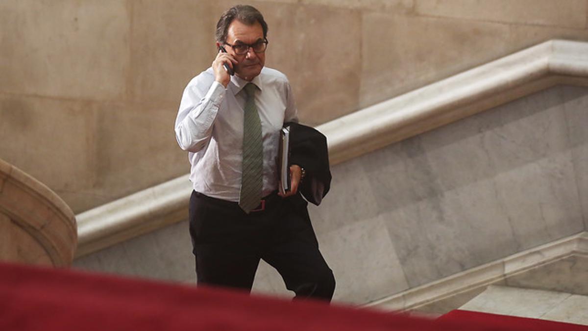 Artur Mas se dirige hacia su despacho en el Parlament, el pasado octubre.