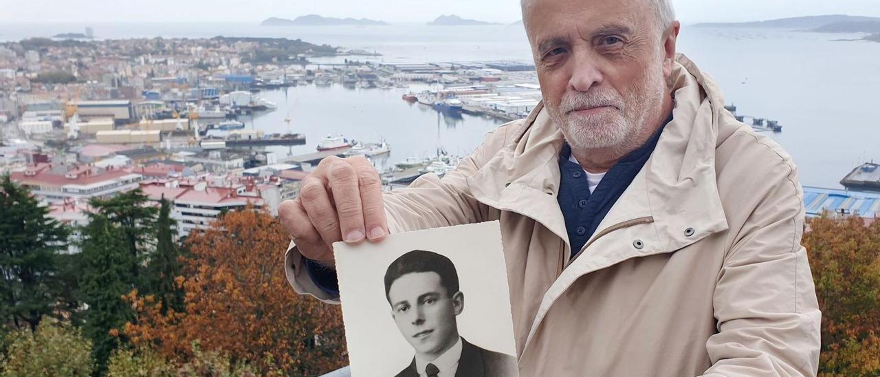 El arquitecto e historiador José Antonio Martín Curty, con un retrato de su abuelo, Augusto Curty, en el mirador de O Castro.  / MARTA G. BREA