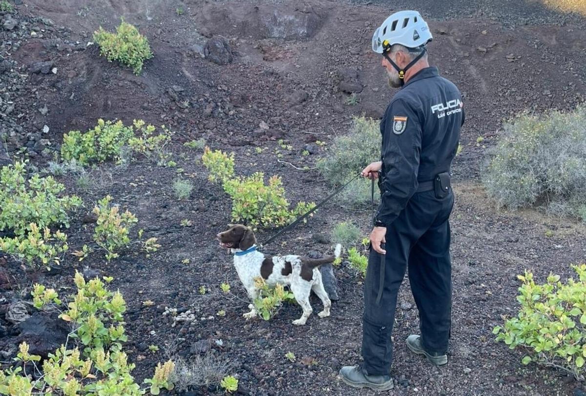 El agente de la Policía Nacional y su perro 'Rony', quienes hallaron el pasado miércoles, cerca de la Sima de Jinámar el cuerpo sin vida del hombre desaparecido el 12 de febrero en Telde