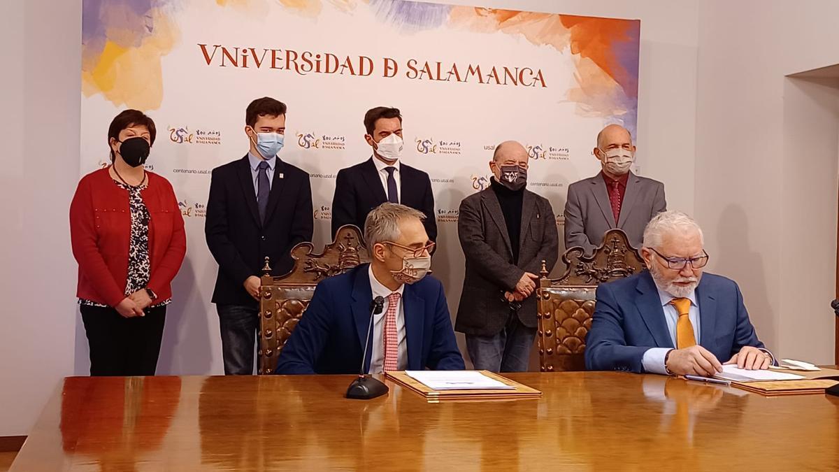 Firma del convenio entre la Universidad de Salamanca (USAL) y la fábrica Latem Aluminium de Villabrázaro para que el alumnado haga prácticas en la planta de bobinas.