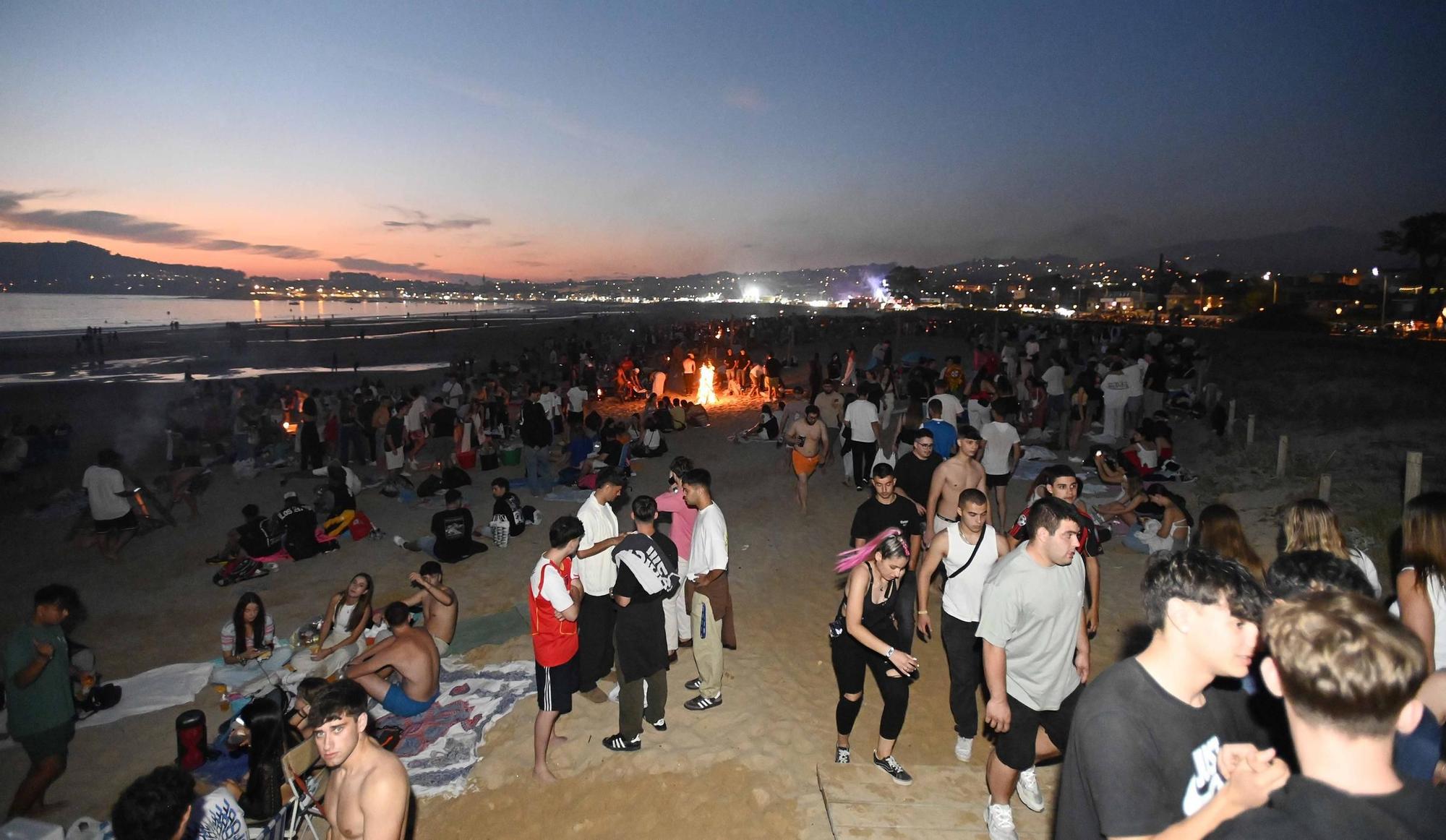 Ambientazo en las playas y plazas llenas para celebrar la noche meiga