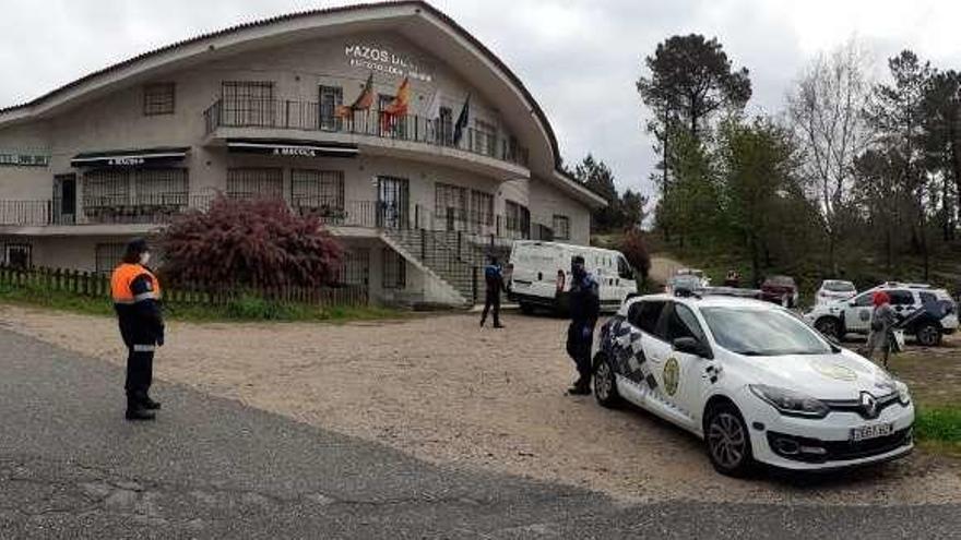 Despliegue en el reparto de alimentos en A Macoca. // P. L.