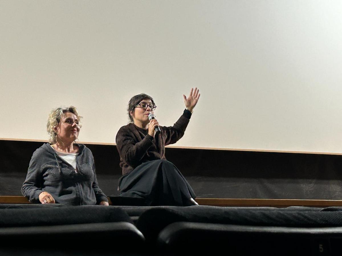 La directora Claudia Pinto charla con los espectadores tras la proyeccción de "Mientras seas tú"