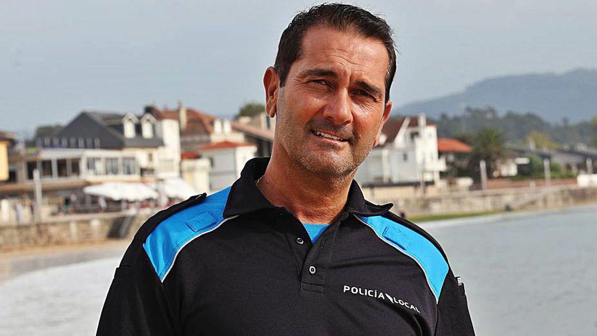 Adolfo Suárez Piñeiro, ayer, en la playa de su Panxón natal.