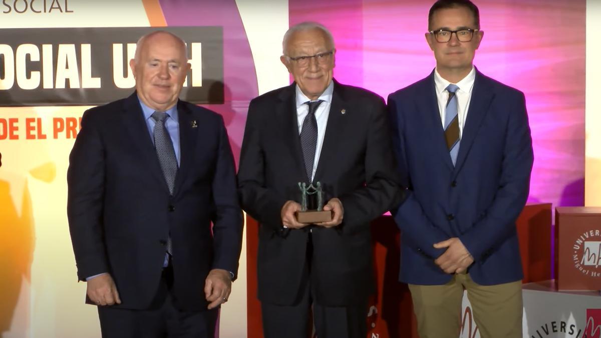 Paco Borja, en el centro, uno de los protagonistas del acto en la UMH