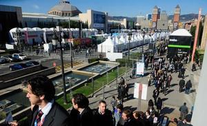 Movimiento de participantes del Mobile World Congress en el recinto de la Fira de Barcelona, en Montjuïc.